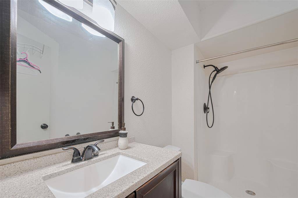 Laundry room with shelf
