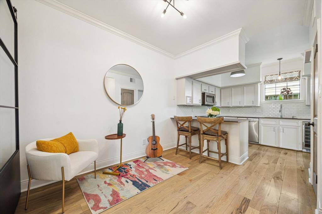 This photo showcases a bright, open-concept kitchen and breakfast nook.