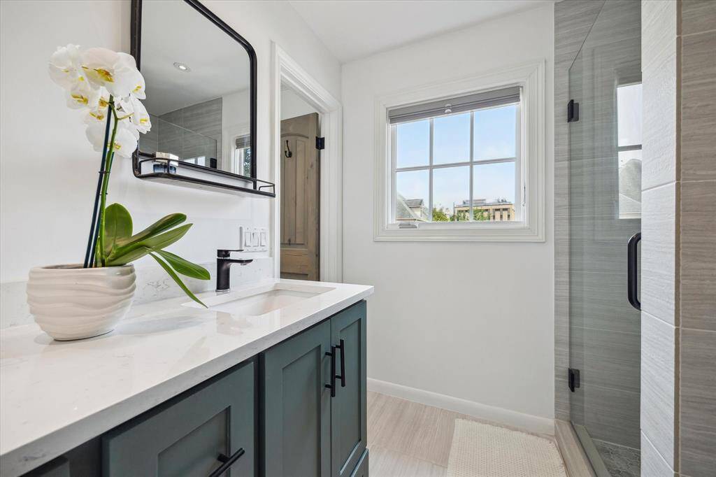 Anther view of this modern and bright primary bathroom!