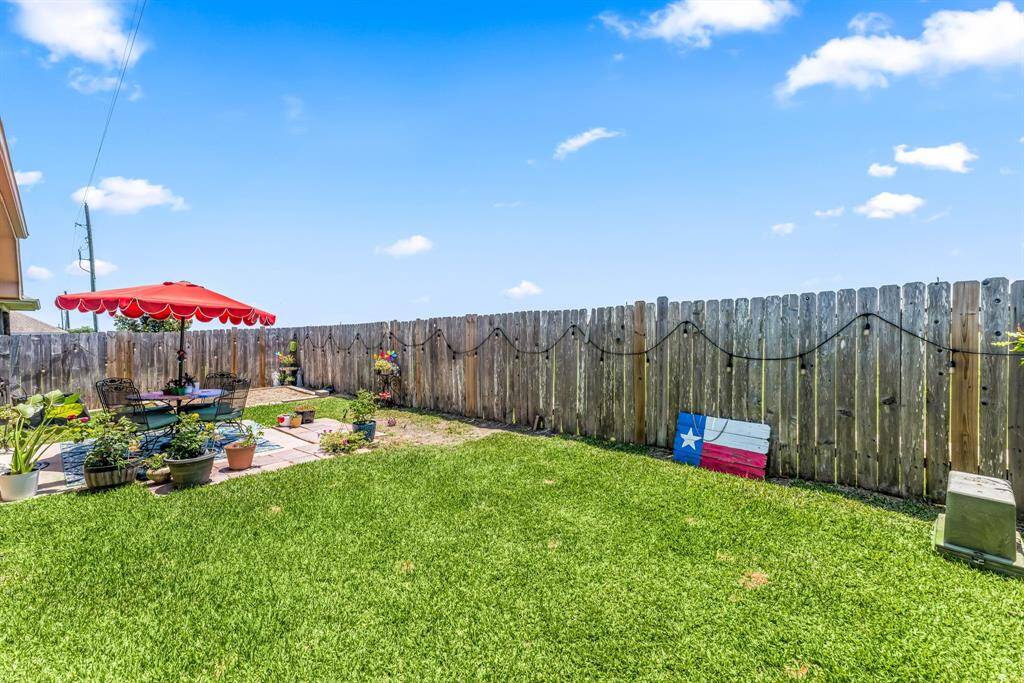 This expansive backyard offers a blank canvas for your outdoor dreams, whether it’s a garden, playground, or additional lounging space.