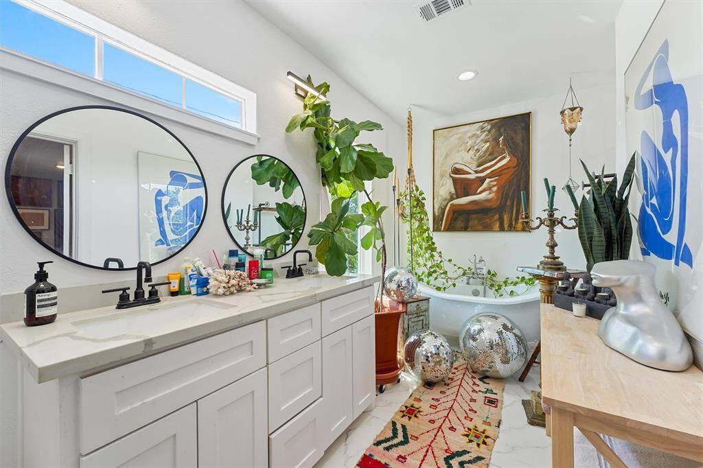 Spacious primary bath, come and unwind in your soaking tub!