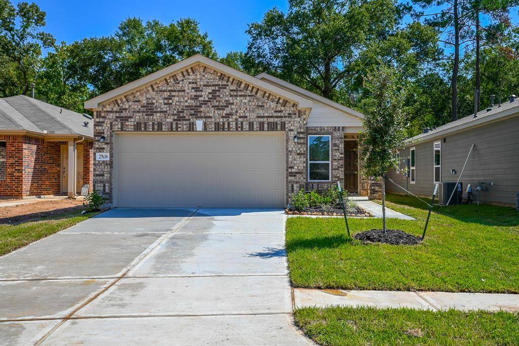 Bright and Open 3BED/ 2BATH + HOME OFFICE SINGLE FAMILY HOME in Creekside Court Community!