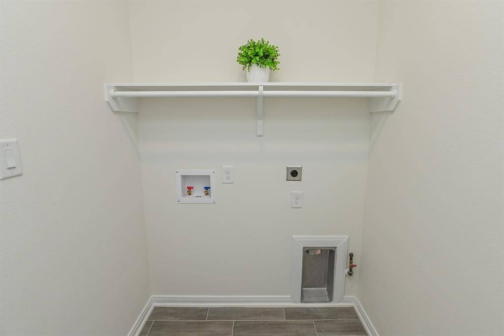 LAUNDRY ROOM (NEW WASHER & DRYER INCLUDED)