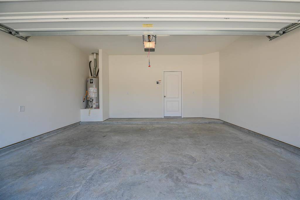 2 CAR GARAGE/  SMARTPHONE CONTROLLING GARAGE DOOR OPNER