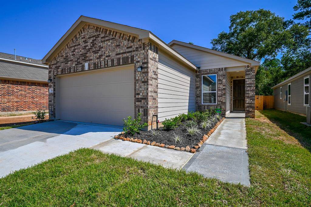 BEAUTIFUL LANDSCAPING AT FRONT YARD