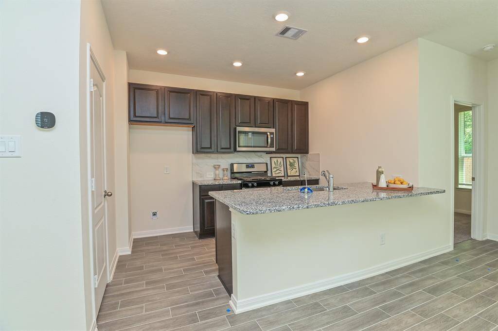 UPGRADED MAPLE 42-IN CABINET, GRANITE COUNTERTOP, & NEW STAINLESS STEEL ENERGY STAR APPLIANCES (NEW REFRIGERATOR COMING)