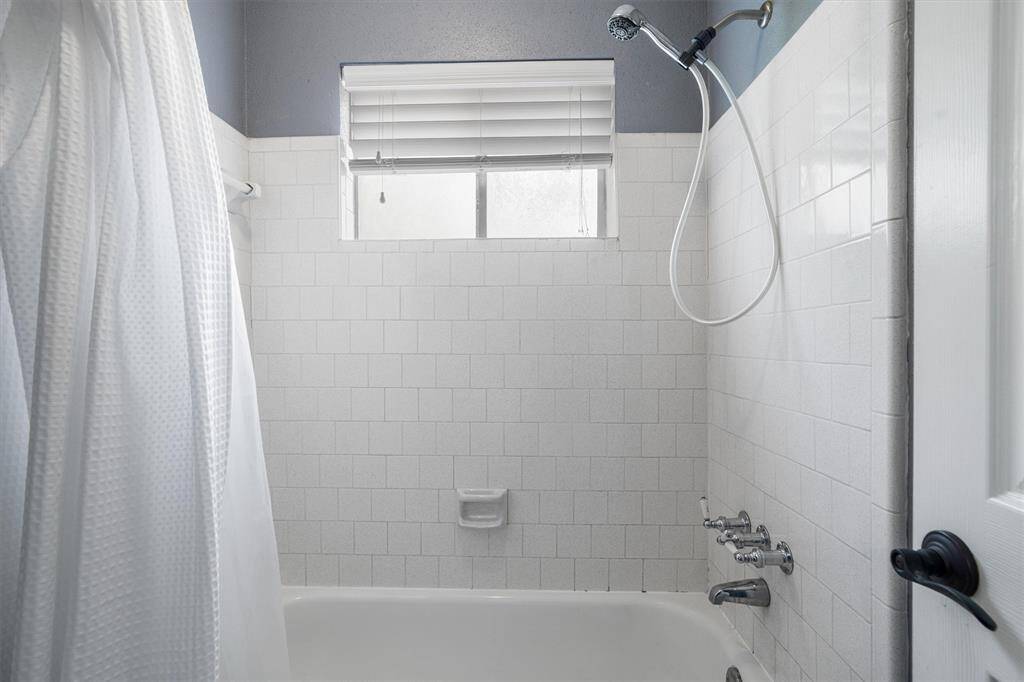 Tiled tub/shower combo