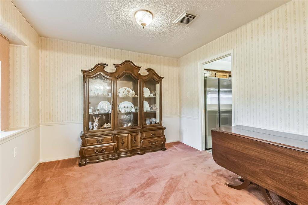 breakfast room with view to kitchen