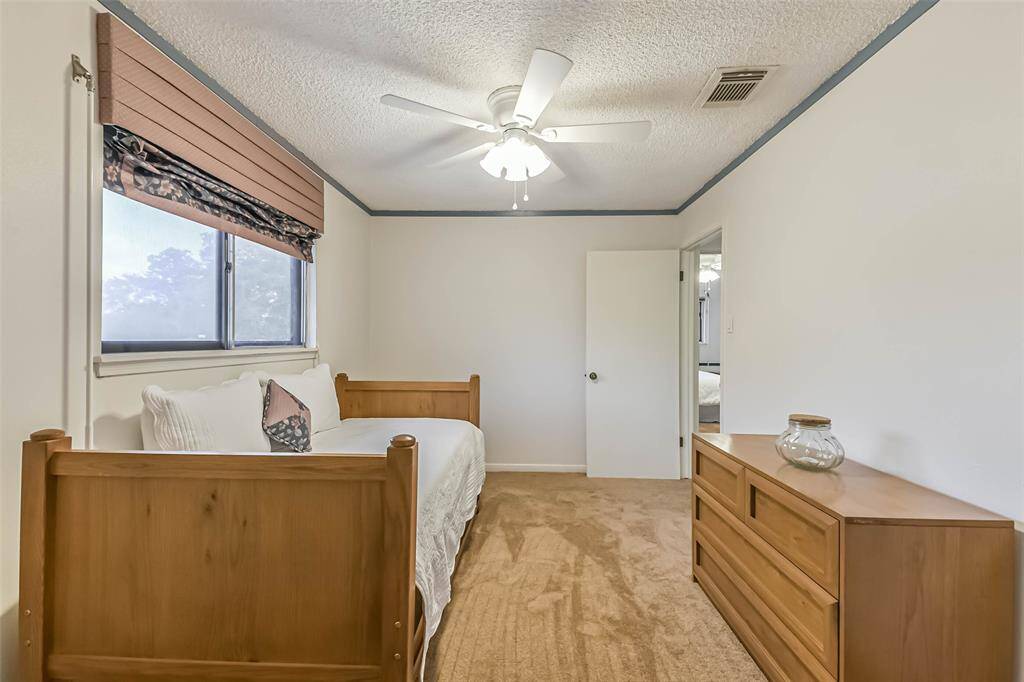 secondary middle bedroom across from 2nd bathroom