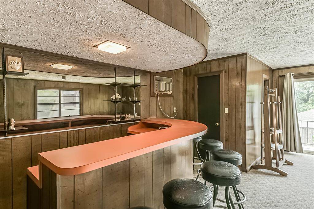 full bar area...imagine the fun to be had up here.