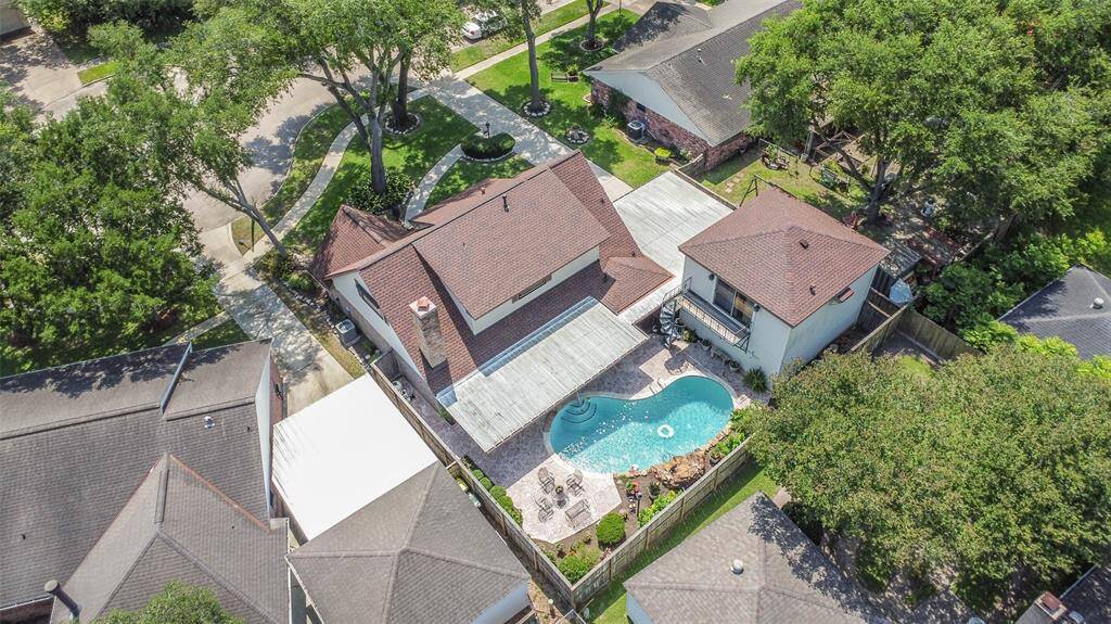 Seller is offering Home Warranty with pool coverage.