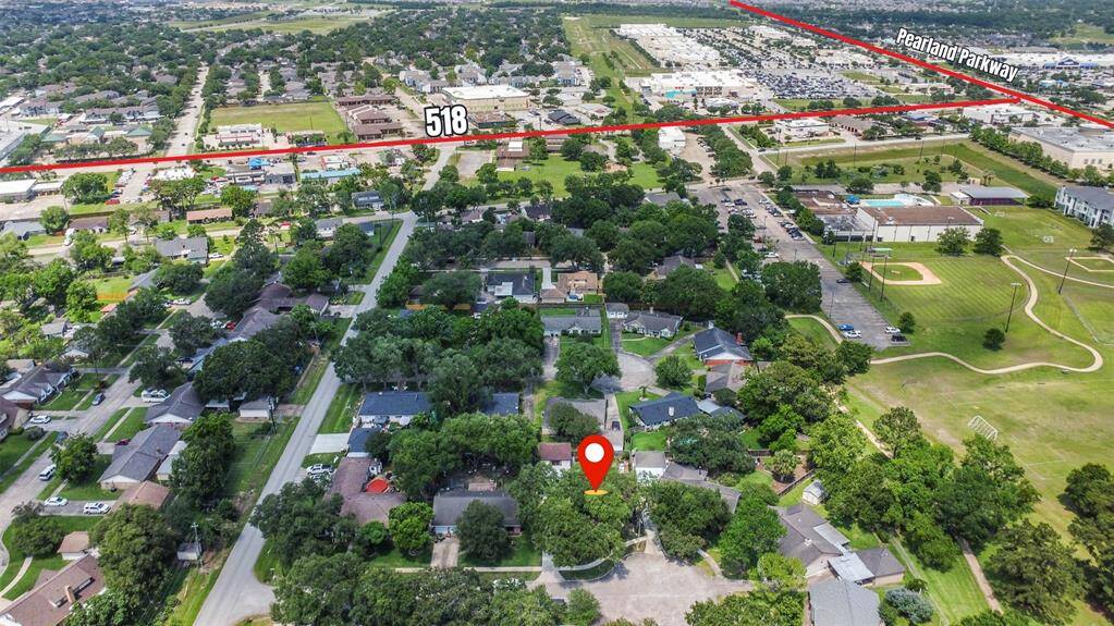 sitting in the heart of Pearland with quick easy access to anything you could need.