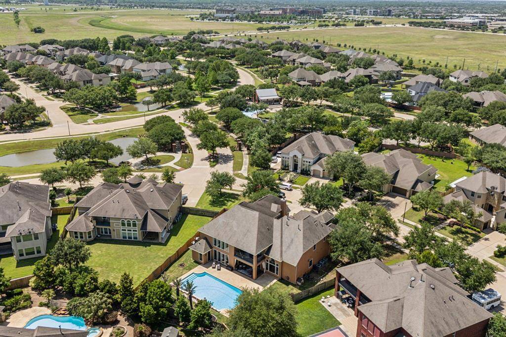 Enhancing your own Backyard Oasis. Perfectly situated in Avalon at Telfair neighborhood, you're just minutes from Trader Joe's, Whole Foods, shopping areas, and major freeways of US 59/69, Hwy 6, 90A. Houston is a thirty minute commute as well.