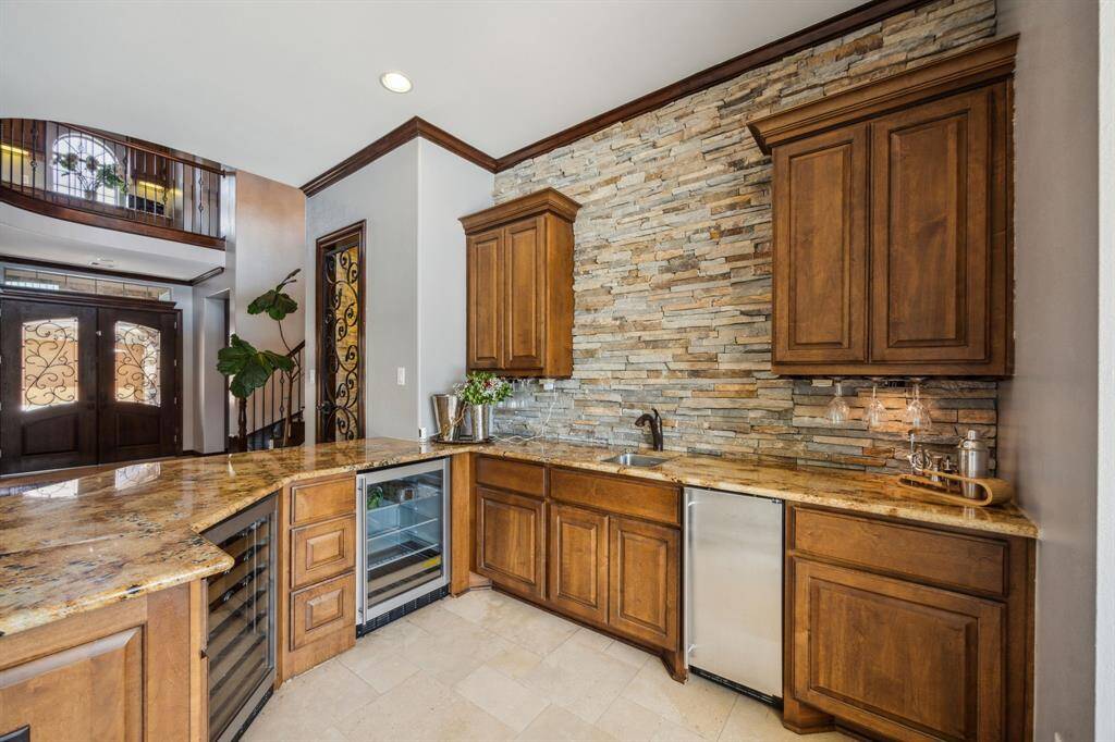 This area also features high ceilings, creating a warm and welcoming atmosphere.