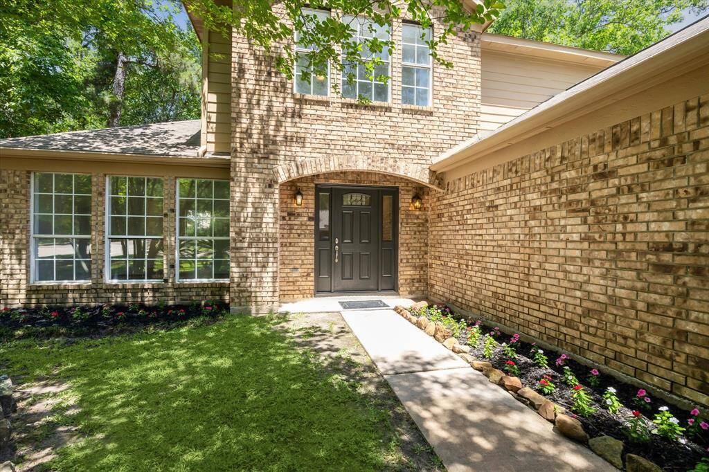 This corner lot home has been remodeled from top to bottom, freshly painted exterior and interior, all the details have been taken care of , Enjoy the tour!!