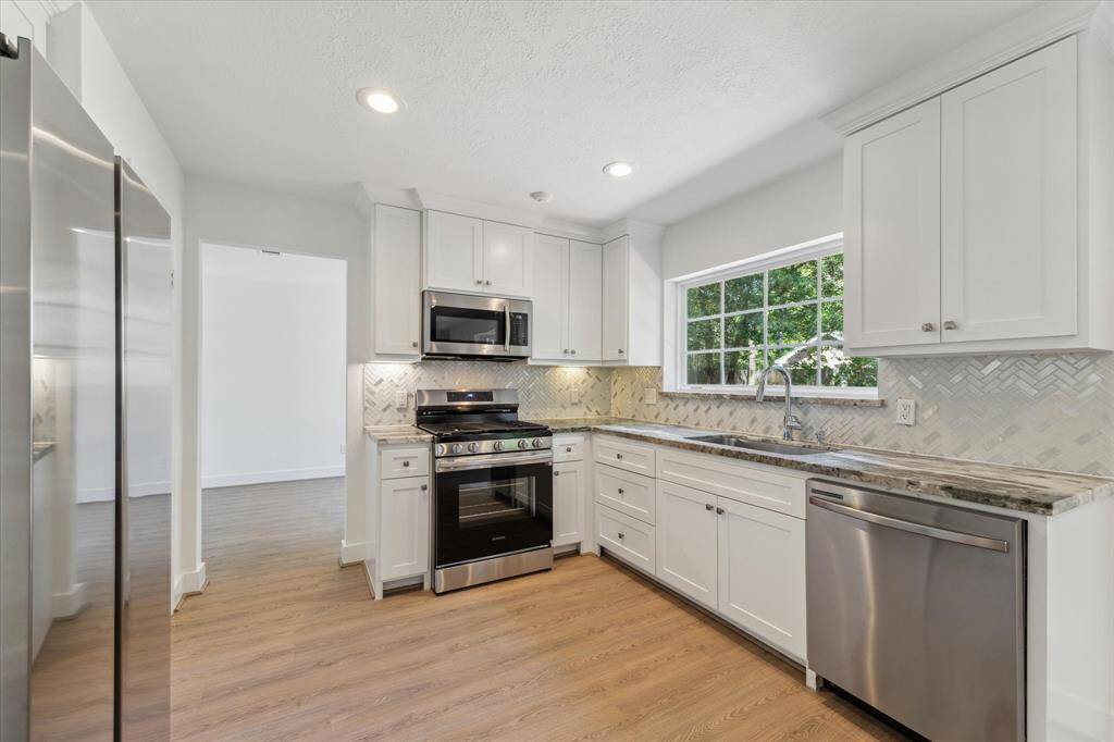 Brand new kitchen appliances gas stove, dishwashing and refrigerator, an updated brand new kitchen window. Freshly painted cabinets.  Come and enjoy this chef kitchen with amazing views of the backyard.