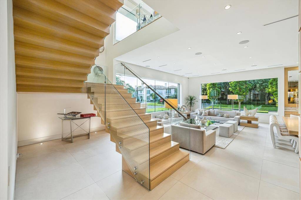 This custom residence was thoughtfully curated by architect Mauricio Vela and builder Christopher Sims of Sims Luxury Builders, seamlessly blending visionary design with unparalleled craftsmanship.