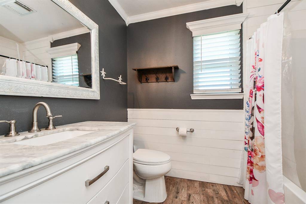 Floor 2 - Full Bathroom 1