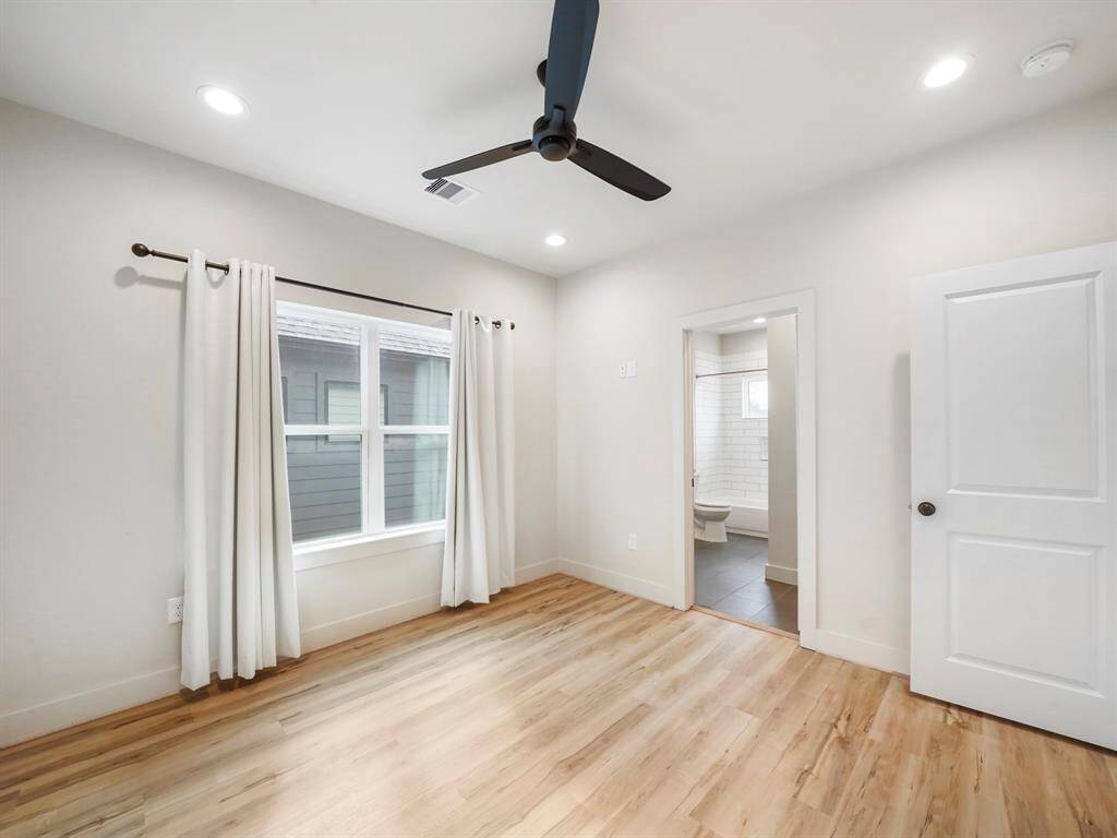 Secondary bedroom with ceiling fan.
