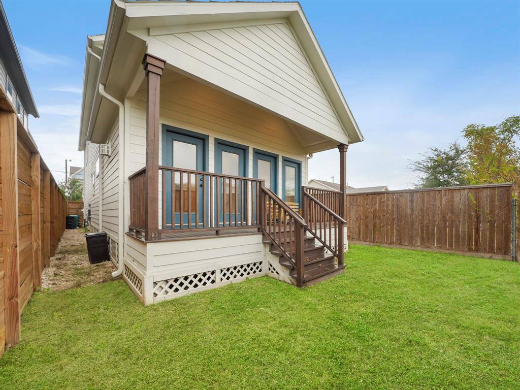 Welcome to your own private haven – a fenced-in green space awaits you in the backyard! This enclosed area offers a safe and secure environment for you, your family, and your furry friends to enjoy. Whether you're playing fetch with your dog, gardening, or simply basking in the tranquility of nature, this fenced green space provides the perfect backdrop for all your outdoor activities. Embrace the freedom to relax and unwind in your very own secluded oasis, right in the heart of your home.