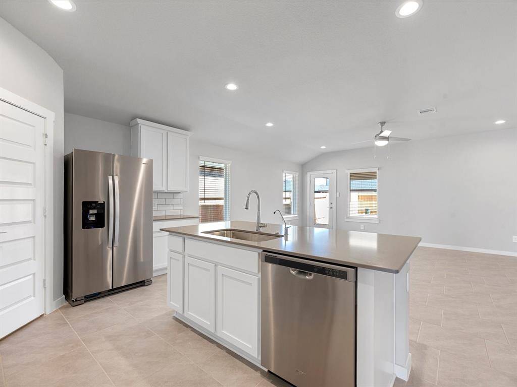 Comes w/ Fridge & Washer, Dryer!