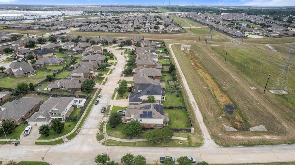 Situated in the sought-after Waterstone community, this home is zoned to the acclaimed Katy ISD schools and offers convenient access to Grand Parkway 99, shopping centers, restaurants, and entertainment venues.