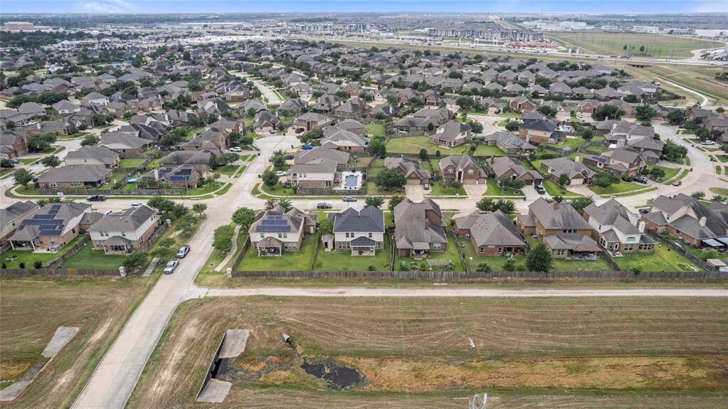 Situated in the sought-after Waterstone community, this home is zoned to the acclaimed Katy ISD schools and offers convenient access to Grand Parkway 99, shopping centers, restaurants, and entertainment venues.
