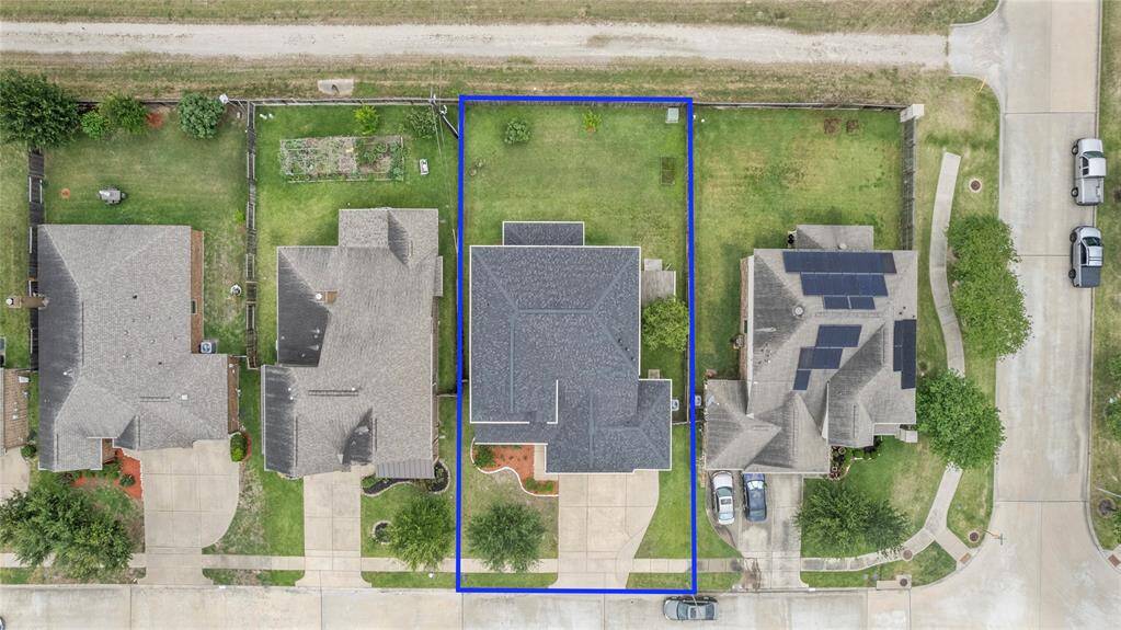 Situated in the sought-after Waterstone community, this home is zoned to the acclaimed Katy ISD schools and offers convenient access to Grand Parkway 99, shopping centers, restaurants, and entertainment venues.