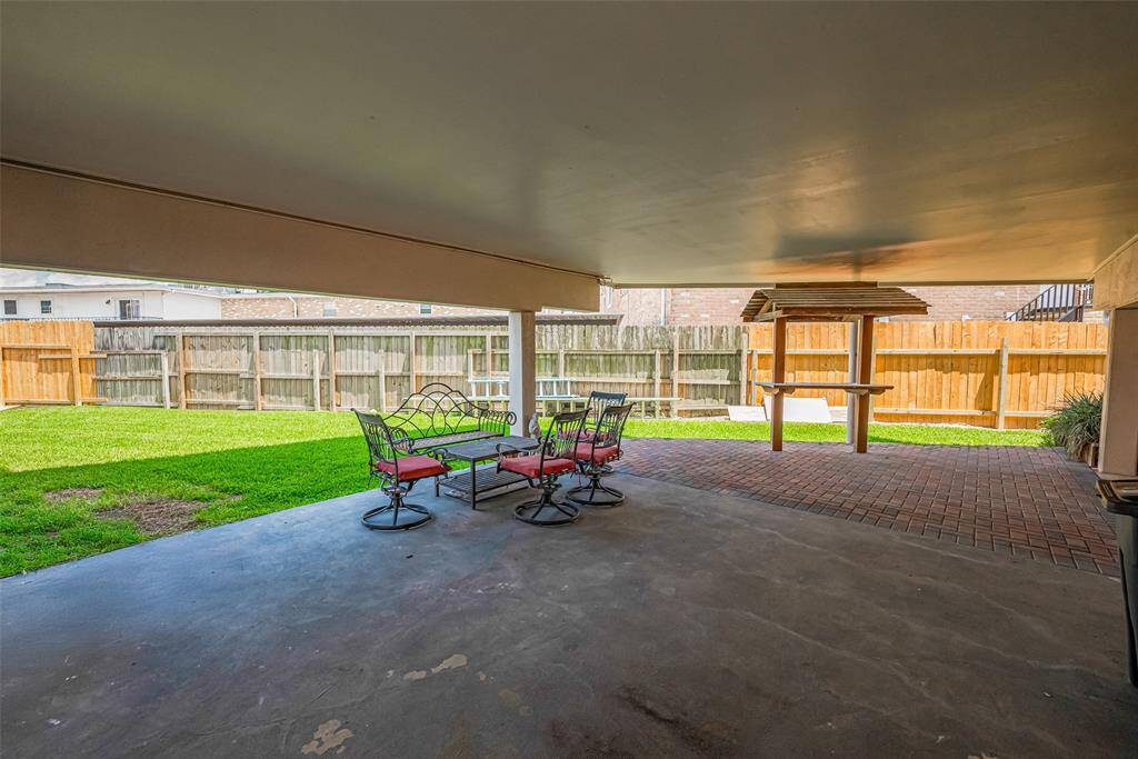 Large area underneath unit for hanging out in the shade with a typical onshore breeze