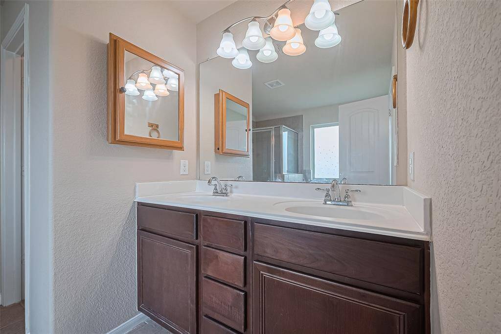 Full Bathroom #3 - 2nd Floor - Primary