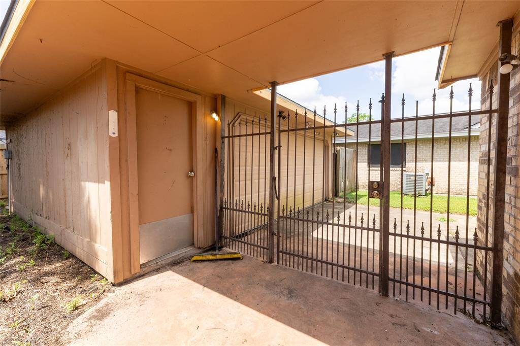 garage / gate