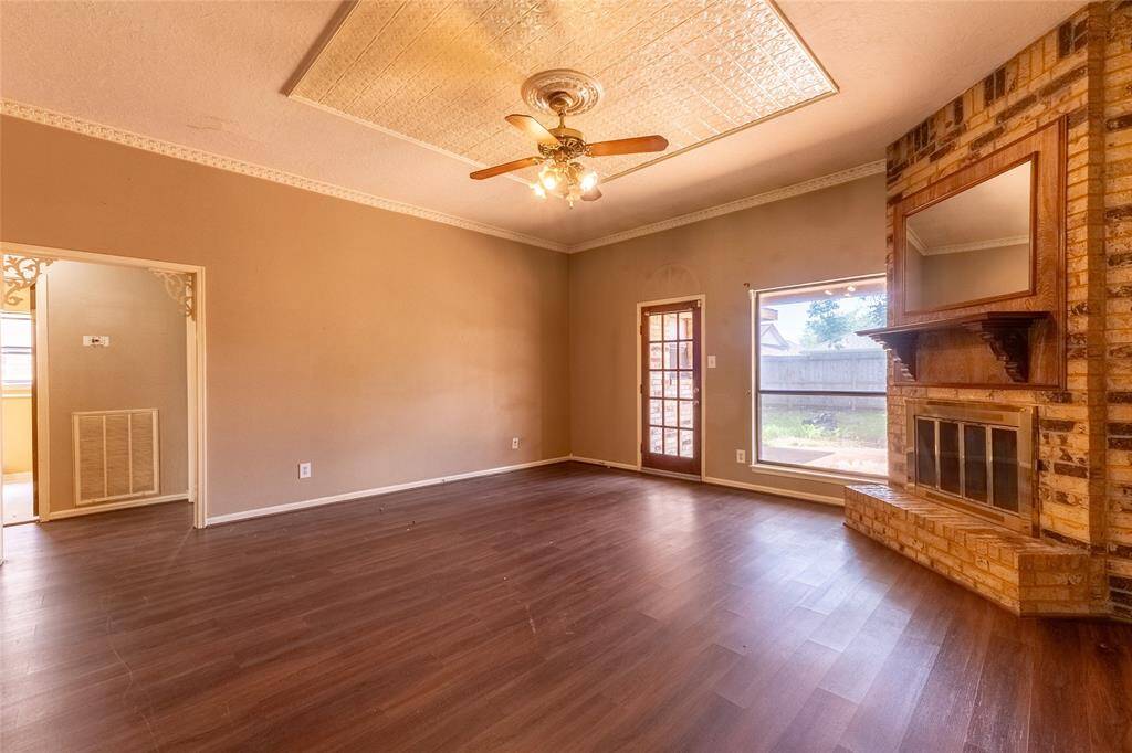 Living room w/ fire place