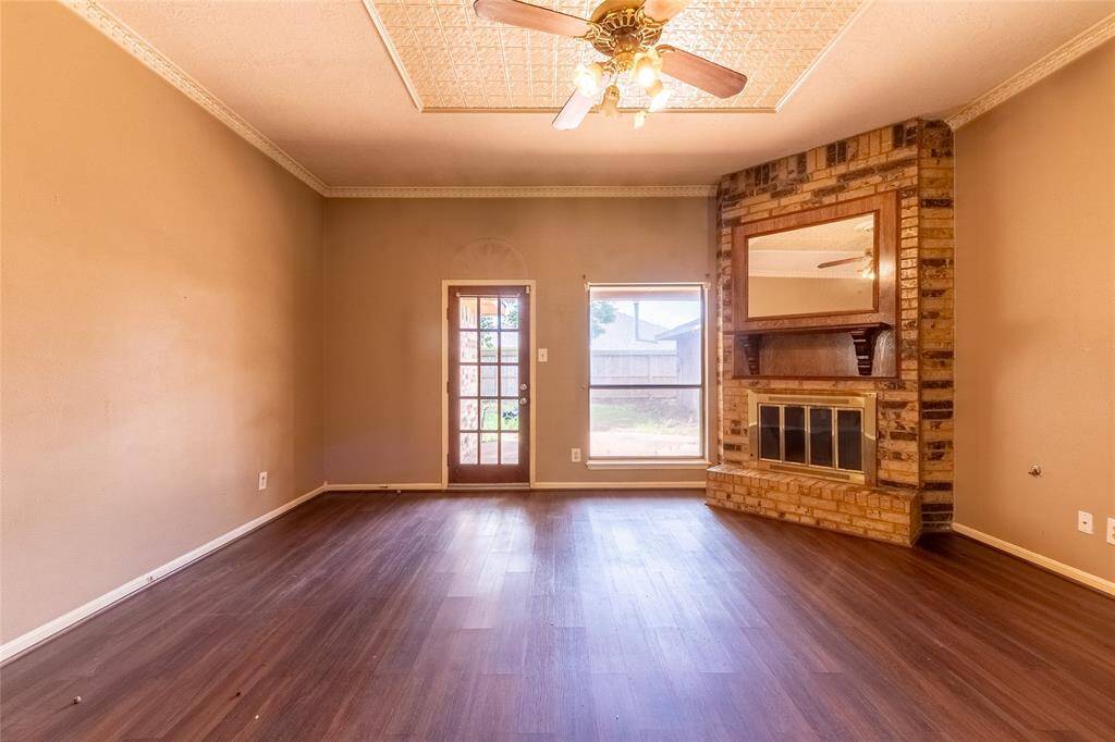 Living room w/ fire place