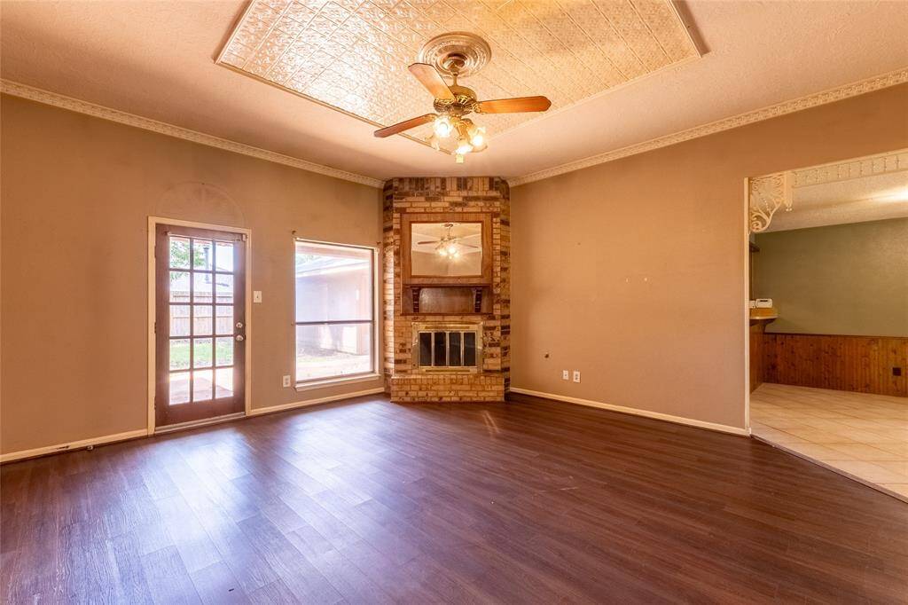 Living room w/ fire place