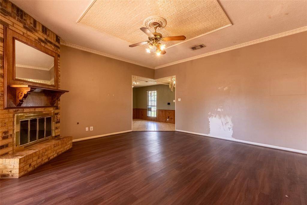 Living room w/ fire place