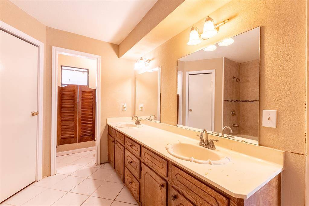 primary bathroom with vintage sinks