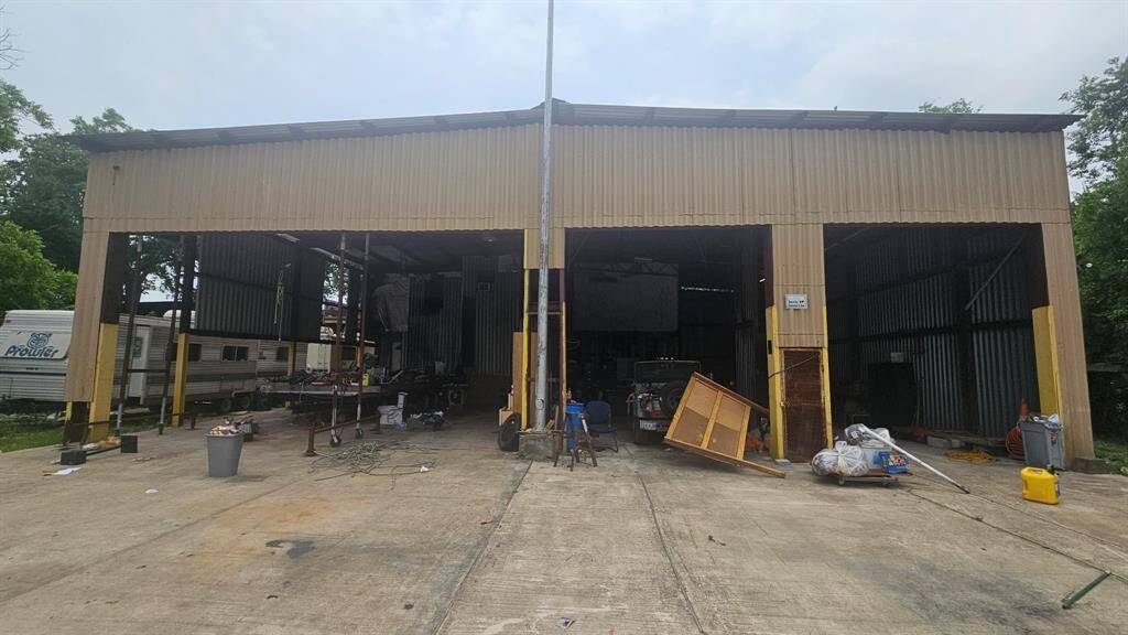 A picture of one of the bays used to service large RV vehicles.