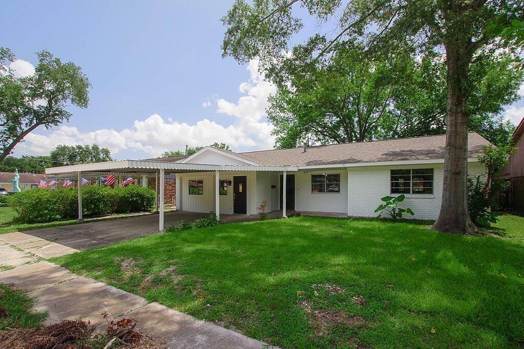 Covered parking for 2 cars at thisfreshly remodeled rental