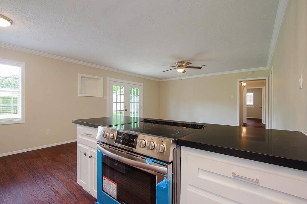 Beautiful natural light shines in throughthe double doors and windows in thedining area.