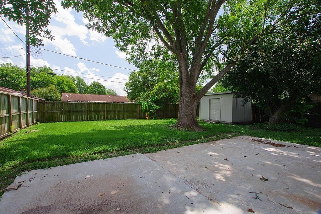Great yard with a beautiful tree forshade and surrounding fence.