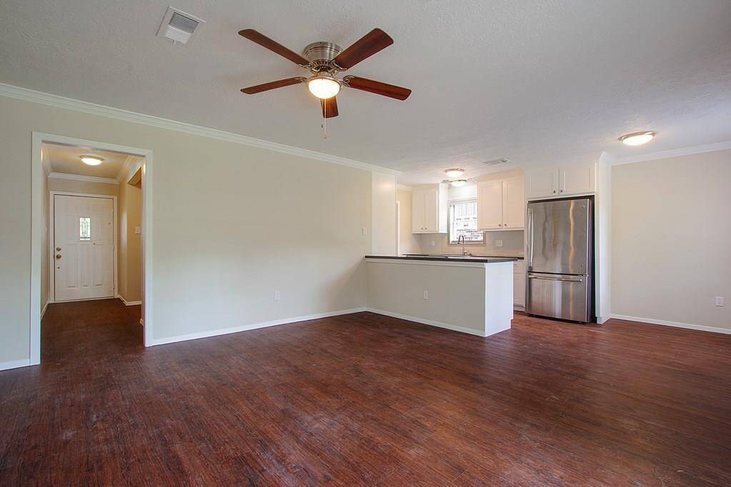 Fresh remodel with new paint, floors,and kitchen!