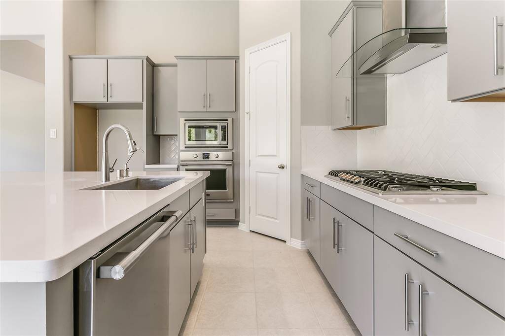 Stainless steel appliances to add to the modern feel of the home!