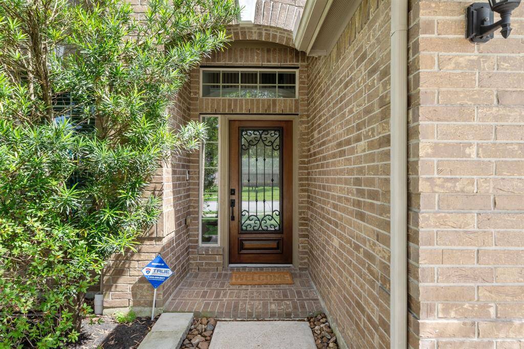 This gorgeous home has an inviting entrance that welcomes your family, friends, and guests.