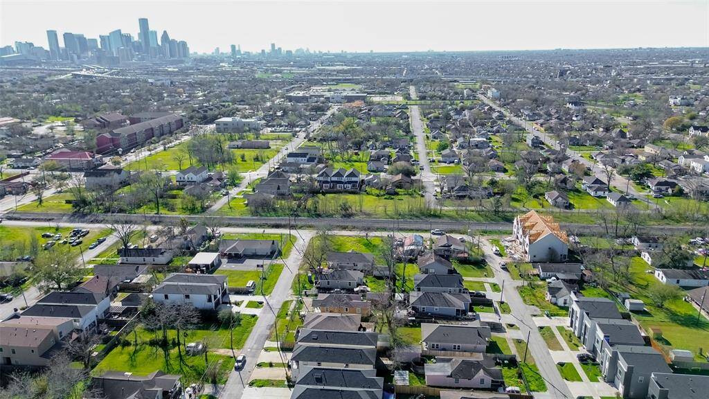 Welcome to EaDo. EaDo has been selected as the site for the 2026 FIFA World Cup Fan Festival. As you can see new houses are going up by the minute. Living in EaDo you have the breathtaking Houston downtown skylne. EaDo has easy access to sports venues like Daikin Park, Toyota Center, PNC Stadium, as well as a ton of great restaurants and bars like Sunset, Rodeo Goat, 8th Wonder Brewery, and Brass Tacks all within a few minutes!