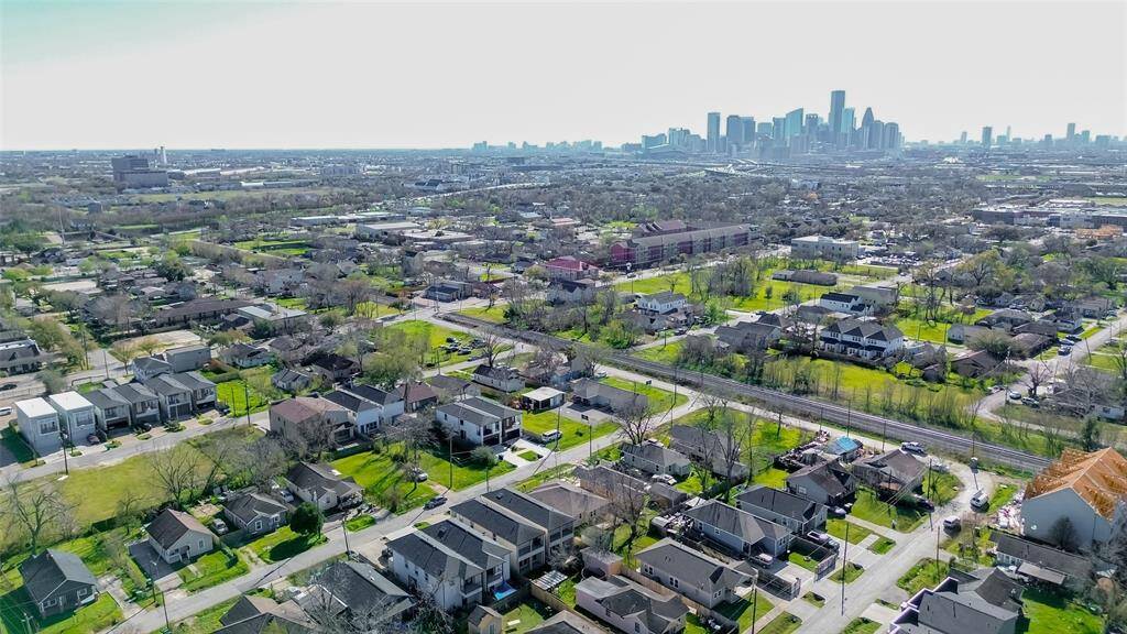 Another view of all the new homes being built. Constructiom is underway to create a riverwalk on the east river with stores and resturants. Iif you work downtown you will be home in minutes.