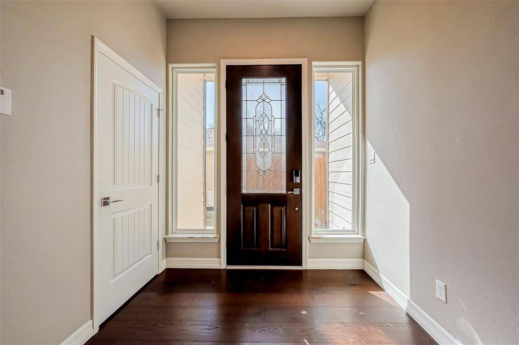 This grand entry has a 9 ft. ceiling with a dark laminate floor.