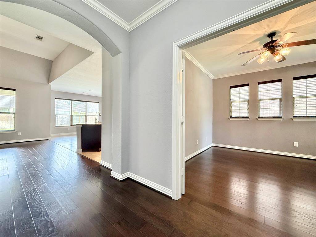 Fresh interior paint throughout