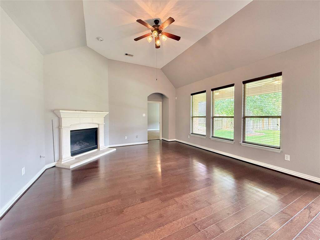 Gas log fireplace