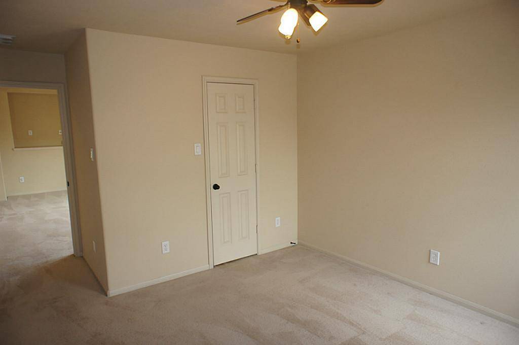 Secondary bedroom.