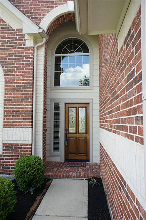 Front covered doorway to the entry of the home.